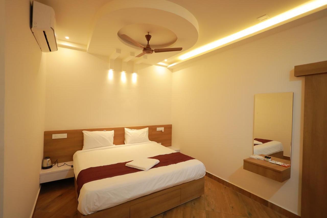 Hotel Hydepark Regency à Palakkad Extérieur photo