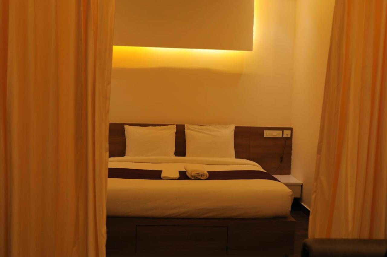 Hotel Hydepark Regency à Palakkad Extérieur photo