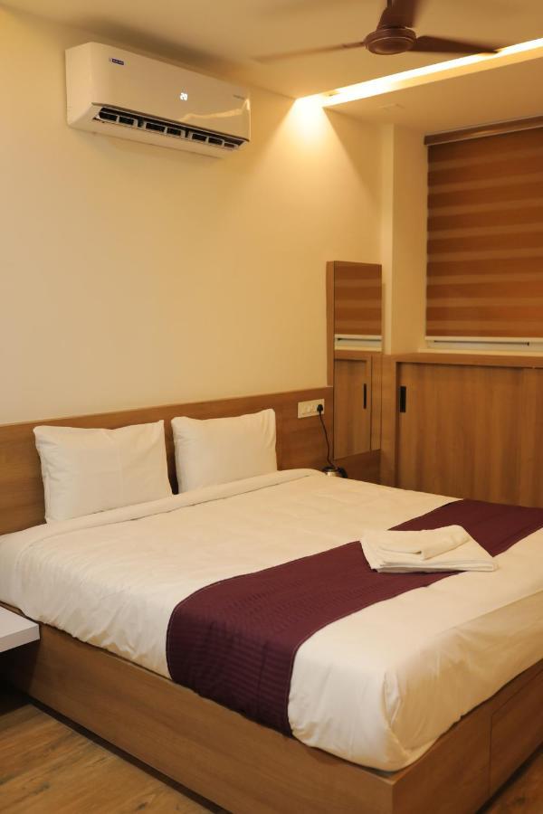 Hotel Hydepark Regency à Palakkad Extérieur photo